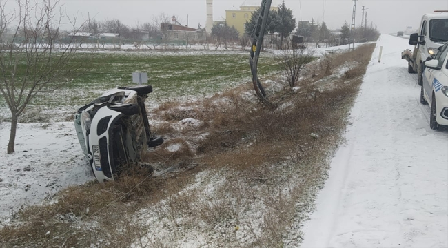 Elazığ'da elektrik direğine çarparak devrilen otomobildeki 2 kişi yaralandı