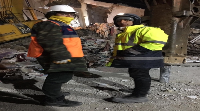 Enkaz başında yakınlarını bekleyen depremzedeler AFAD ekiplerinin çabasını artırdı