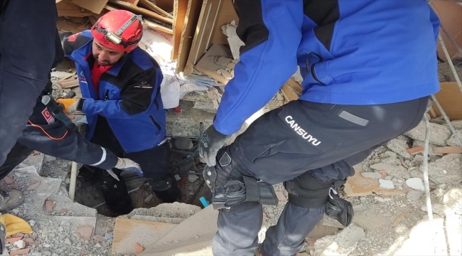 Eşini ve çocuğunu depremde kurtarmak için kendisini siper etmiş