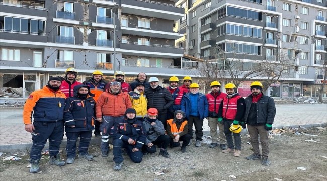 Gaziantep'te enkazdan çıkarılan kızın sesini ilk duyan AFAD gönüllüsü yaşadıklarını anlattı