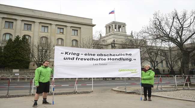 Greenpeace aktivistleri, Almanya'nın askeri harcamalarını artırmasını protesto etti