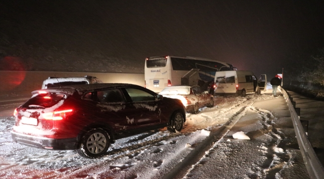 Denizli'de kar yağışı trafikte aksamalara neden oluyor
