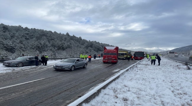 Anadolu Otoyolu'nun Bolu kesiminde 6 aracın karıştığı kazada 5 kişi yaralandı