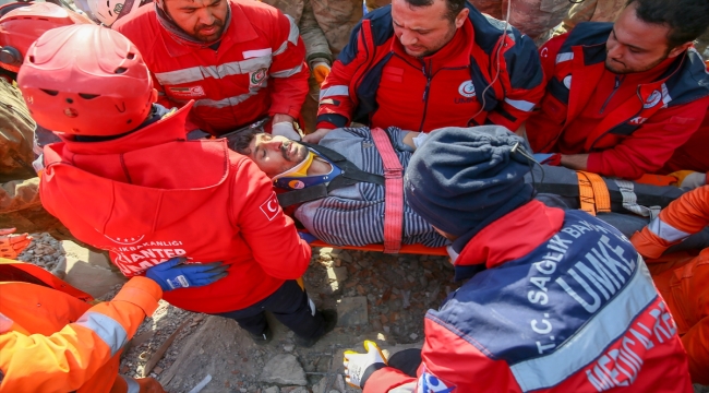 İslahiye'de baba-kız depremin 132. saatinde enkazdan kurtarıldı