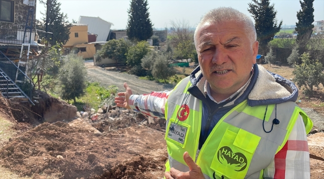 Hatay'da depremde üzerine mermer blok devrilen kümesten 2 tavuk canlı çıkarıldı 