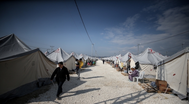 Hatay Defne'de depremzedeler yaklaşık 500 çadırdan oluşturulan çadır kentte misafir ediliyor