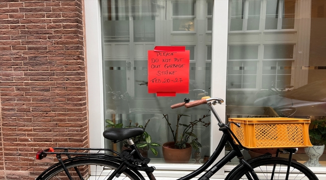 Hollanda'da temizlik işçilerinin grevi nedeniyle sokaklar çöp yığınlarıyla doldu