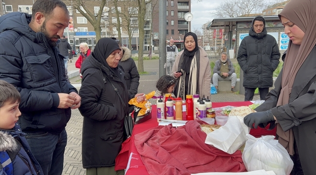 Hollanda'daki Türkler, sattıkları yemeklerin gelirini depremzedelere gönderiyor