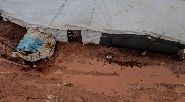 İdlib'de şiddetli yağış, bazı kamplarda su baskınlarına neden oldu