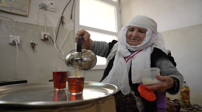 Iraklı Hurşit Nine, engelli maaşını Türkiye'deki depremzedelere bağışladı