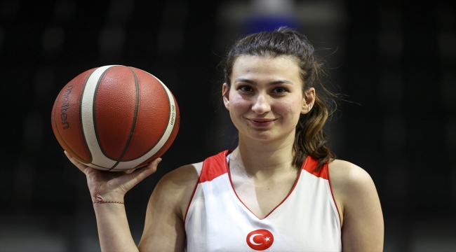 İşitme engelli basketbolcu Büşra'nın hayatı milli takıma seçilmesiyle değişti