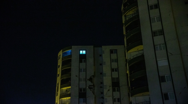 İskenderun'da kimsenin bulunmadığı dairelerin açık kalan ışıkları dikkati çekiyor