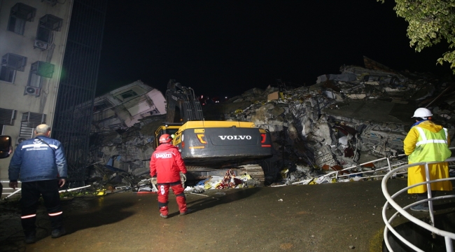 İskenderun Devlet Hastanesinin ek binasında arama kurtarma çalışmaları sürüyor