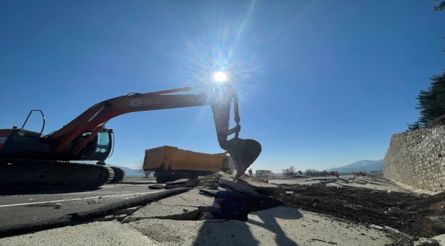 İslahiye-Hatay kara yolunda depremlerin ardından 1,5 metrelik kabarmalar oldu