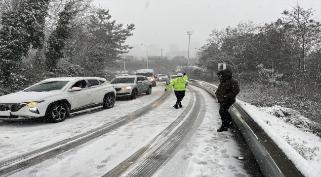 İstanbul'da devam eden kar yağışı hayatı olumsuz etkiliyor