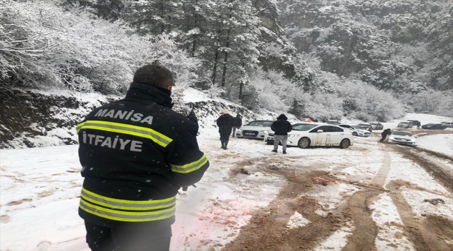 İzmir ve Manisa'nın yüksek kesimlerinde kar yağışı etkili oldu