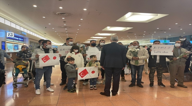 Japonya'da gurbetçiler, Türkiye'den dönen Japon arama kurtarma ekibini alkışlarla karşıladı