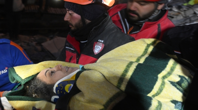 Kahramanmaraş'ta 108 saat sonra bir kadın enkazdan yaralı çıkarıldı