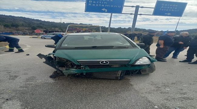 Karabük'te 3 kişinin yaralandığı zincirleme trafik kazası güvenlik kamerasında