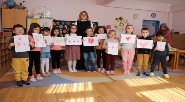 Karabük'te minik öğrenciler depremzede akranlarına hediye paketi hazırladı