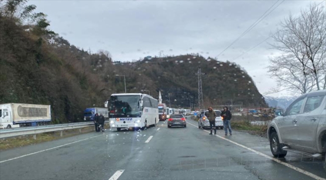 Karadeniz Sahil Yolu Hopa-Kemalpaşa arasında heyelan sonucu kapandı