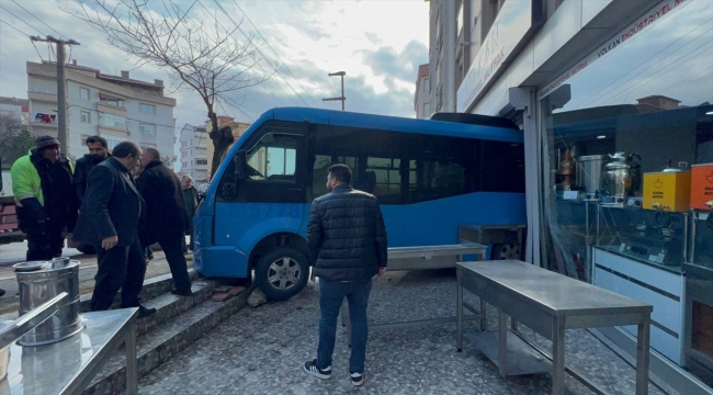 Kocaeli'de park halindeyken el freni boşalan minibüs iş yerine çarptı