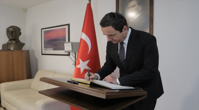 Kosova Başbakanı Kurti, Türkiye'nin Priştine Büyükelçiliğinde taziye defterini imzaladı: