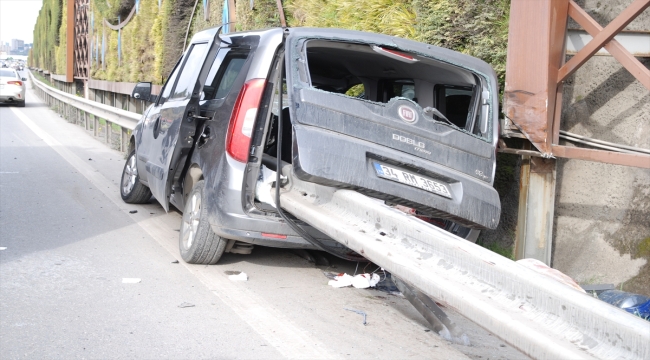 Maltepe'de bariyere saplanan aracın sürücüsü yaralandı