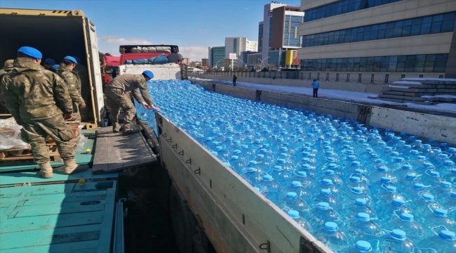 Mehmetçik deprem bölgesinde yaraları sarmaya devam ediyor