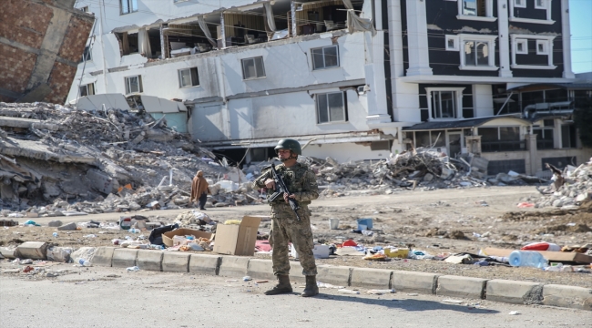 Mehmetçik, İskenderun'da yıkılan binaların enkazında nöbet tutuyor