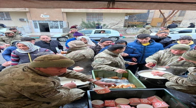 Mehmetçikten deprem bölgesindeki vatandaşlara sıcak yemek desteği