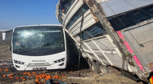 Mersin'de hükümlüleri taşıyan midibüsün kamyonla çarpışması sonucu 23 kişi yaralandı