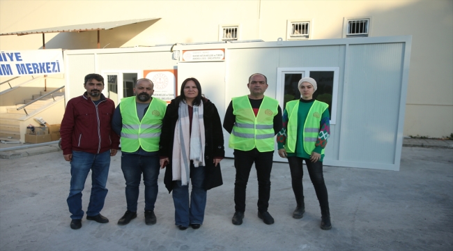 Meslek lisesi öğretmen ve öğrencileri depremzedelerin gönüllü terzisi oldu