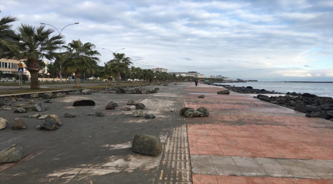 Samsun'da dev dalgaların sahile sürüklediği taş ve kaya parçaları temizlendi
