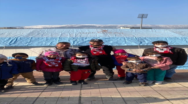 Samsun'dan deprem bölgesine giden gönüllüler depremzedelere çocuklara moral verdi