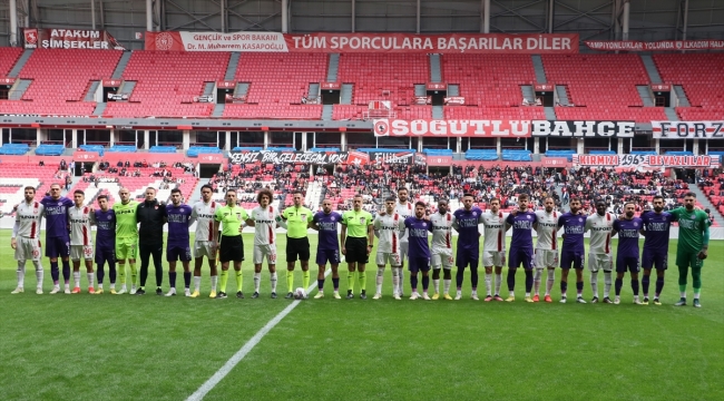 Samsunspor ile 52 Orduspor FK, depremzedelere destek maçında karşılaştı