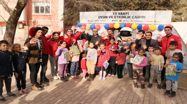 Sanayi ve Teknoloji Bakan Yardımcısı Kacır, Kahramanmaraş'ta KAFUM Çadır Kent'i ziyaret etti 