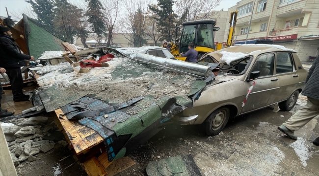 Şanlıurfa'da kar nedeniyle çöken tentenin altında kalan araçlarda hasar oluştu