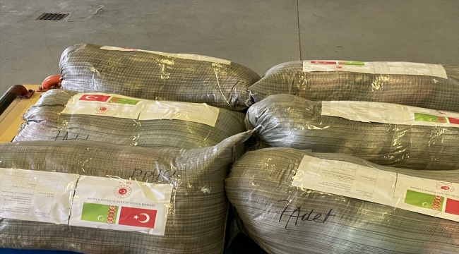 Türkiye'nin Aşkabat Büyükelçiliği depremzedelere yaklaşık 1000 battaniye daha gönderiyor