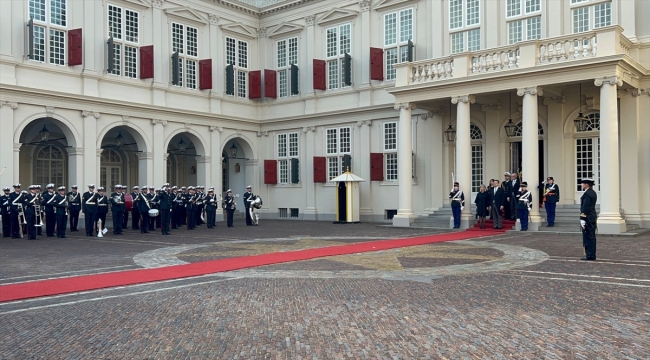 Türkiye'nin Lahey Büyükelçisi Ünal, Hollanda Kralı Willem-Alexander'e güven mektubunu sundu