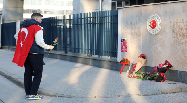 Türkiye'nin Saraybosna Büyükelçiliğine depremde hayatını kaybedenler için çiçek bırakıldı