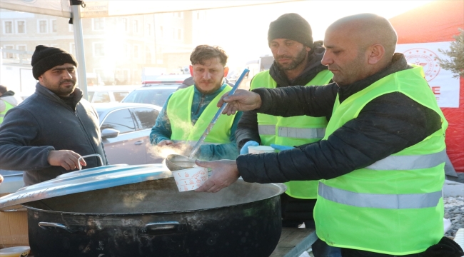 Ülkenin dört bir yanında gönüllüler deprem bölgesinde yaraları sarıyor