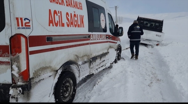 Van'da kara saplanan ambulansı karla mücadele ekipleri kurtardı
