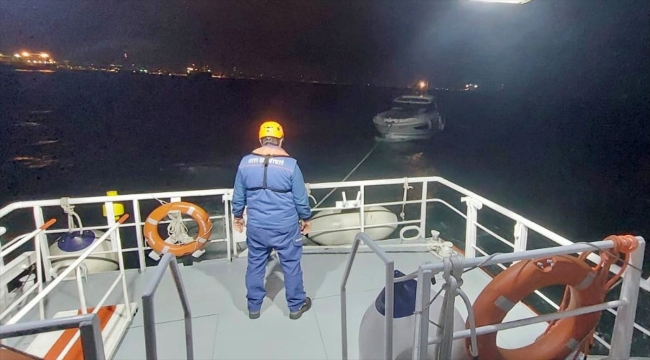 Zeytinburnu önlerinde sürüklenen teknedeki iki kişi kurtarıldı