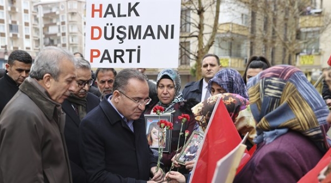 Adalet Bakanı Bekir Bozdağ, Diyarbakır annelerini ziyaret etti
