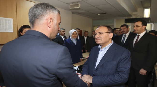 Adalet Bakanı Bekir Bozdağ, Şanlıurfa Adliyesini ziyaret etti