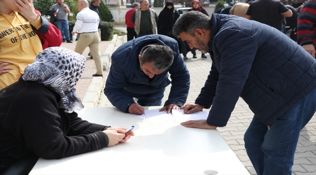 Adana'da "EYT" yoğunluğunun oluştuğu SGK binası bahçesine çadır kuruldu