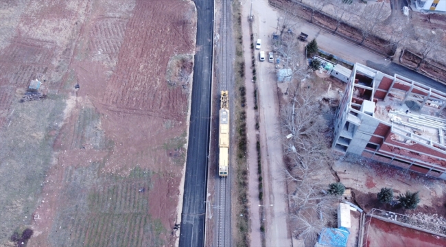 Adıyaman'da depremin etkisiyle hasar gören tren rayları onarılıyor