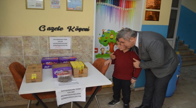 Afyonkarahisar'da ilkokul öğrencisi depremzedeler yararına meyve suyu ve kek satıyor