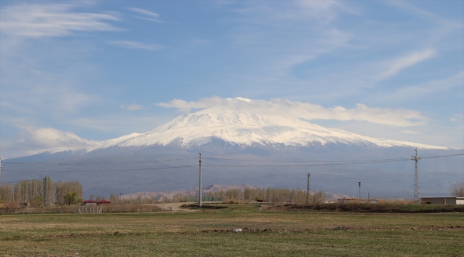 Ağrı Dağı'nın zirvesi ilkbaharda beyaza büründü